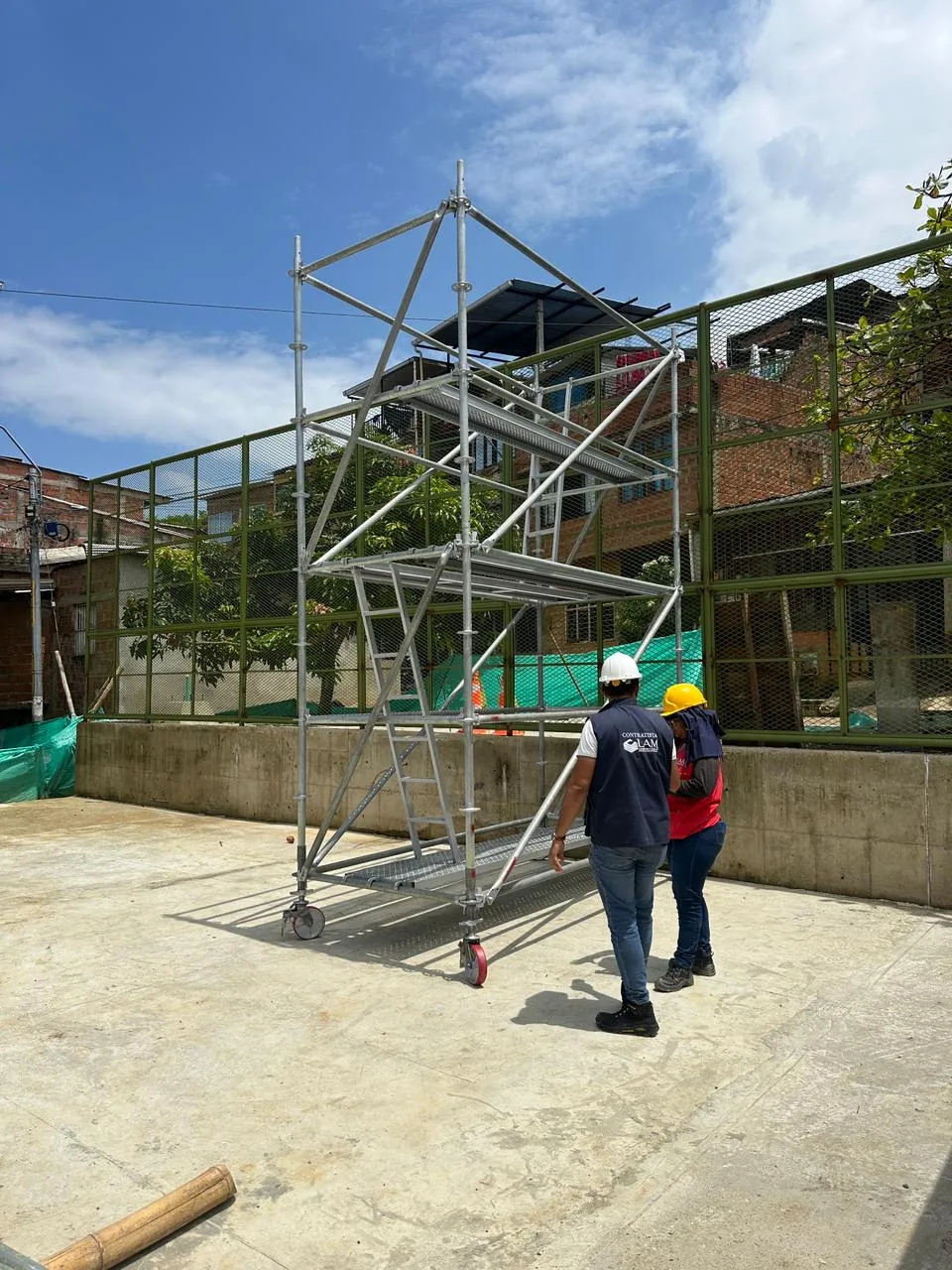 Andamio multidireccional certificado instalado en obra en Cali